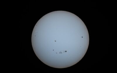 ENSEMBLE GIGANTESQUE DE TACHES SOLAIRES…